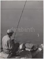 cca 1960-1970 Járai Rudolf (1913-1993): Siófoki horgász. Vintage fotó, hátoldalán aláírt, 24x18cm