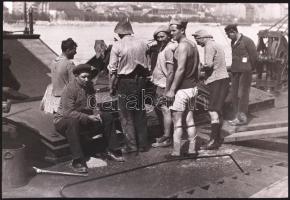 Reich Péter Cornel: Rakodómunkások. Vintage fotó, hátoldalán pecséttel jelzett, 19x28cm