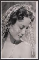 cca 1940 Inkey Tibor (1908-1998) vintage fotója Simor Erzsi színésznőről, hátoldalán a modell aláírásával, 24x15cm