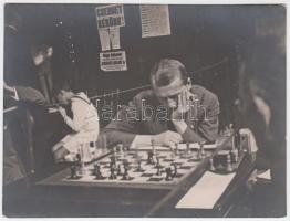 1927 Kerny István (1879-1963) vintage fotója a kecskeméti nemzetközi sakkversenyről, hátoldalán szerzői pecséttel jelzett,  8x11cm