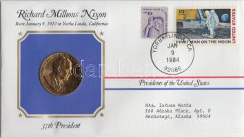 Amerikai Egyesült Államok 1984. 37. elnök "Richard Milhous Nixon" aranyozott emlékérem érmés bélyeges borítékon alkalmi bélyegzővel T:1 USA 1984. 37th President "Richard Milhous Nixon" gilt medallion on coin letter with stamps C:UNC