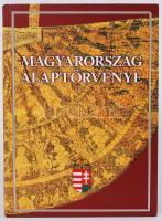 2012 Magyarország alaptörvénye (2012. január 1.) Díszkiadás. Készült Schmitt Pál államfő védnöksége ...