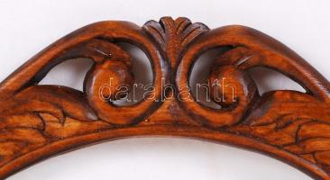 Ovális faragott keret, gazdagon díszítve, pácolt hársfa, 41×31 cm