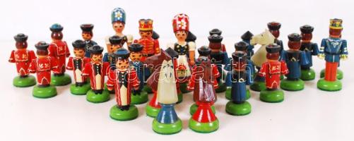 Népviseletes sakkfigura készlet / Chess figures