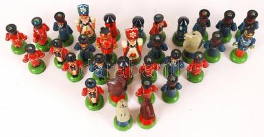 Népviseletes sakkfigura készlet / Chess figures