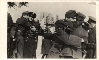 Magyar-lengyel baráti találkozás a visszafoglalt ezer éves határon, Verecke 1939 március 16. / Hungarian and Polish soldiers at recaptured "millennial border", Verecke (fl)