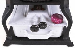 Antik petróleum fém tűzhely, jelzett (Vajk Tibor), jó állapotban 32×32×20 cm