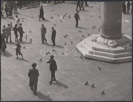 Cca 1940 Osoha László: Utcakép. Vintage fotó, pecséttel jelzett, 17x23 cm