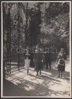 Cca 1930 Kinszki Imre (1901-1945): Séta. Vintage alkotás (a szerző hagyatékából), jelzetlen, 17x12 cm