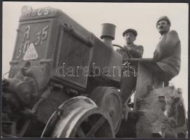 Cca 1950 Ék Sándor (1902-1975): A traktoron. Szocreál vintage fotó, 12x17 cm