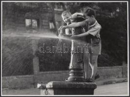 Cca 1950 Csík Ferenc (1894-1984): Kamaszok. Vintage fotó, pecséttel jelzett, 18x24 cm