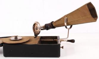 cca 1920 Cardinal Soundbox hordozható gramofon, működik / 
Cardinal Soundbox portable gramophone, wo...