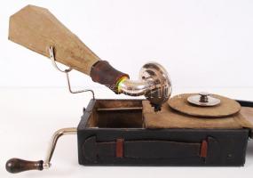 cca 1920 Cardinal Soundbox hordozható gramofon, működik / 
Cardinal Soundbox portable gramophone, wo...