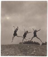 1926 Angelo (1894-1974): Ugrások. Vintage fotó, Szentpál Olga mozdulatművészeti iskola gyűjteményéből 8x7 cm