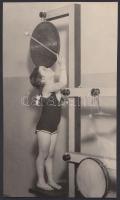 1931 Mona a gongnál. Vintage fotó Szentpál Olga mozdulatművészeti iskolája egyik kis tanulójáról, feliratozva, 21x12 cm