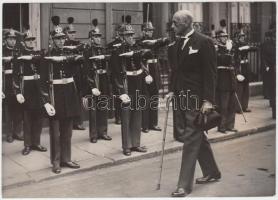 Cca 1919-1920 Károlyi Mihály miniszterelnök Párizsban. Vintage sajtófotó, francia felirattal, 1x18 cm