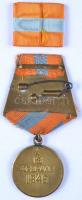 Soviet Union 1945. "Budapest Bevételéért emlékérem 1945" aranyozott Br medál szalagon és s...