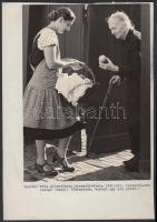 1941 Vasvári Béla: Édesanyám, hoztam egy kis almát. Vintage felvétel, papírlapra ragasztva, feliratozva, 24x18 cm