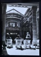 Cca 1940 Halberg Gyula (1915-2001): Fürdőben. Vintage felvétel, pecséttel jelezve, 18x13 cm