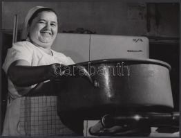 Cca 1950-60 Kotnyek Antal (1921-1990): Imádok főzni. Vintage fotó, a szerző hagyatékából, 18x24 cm