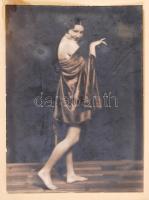 1932 Vajda M. Pál vintage fotója, a Szentpál Olga mozgásművészeti iskola egyik táncosáról, aláírva, kartonra ragasztva, a karton sérült. Kép: 24x18 cm, kartonnal: 37x28 cm