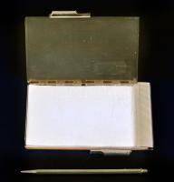 Kis fém jegyzettömb hozzá tartozó töltőceruzával / 
Little metal notebook with stylo