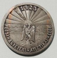 1923. "Pesti Egyetemi Atlétikai Club" fém plakett. Szign:Takátsy T:2