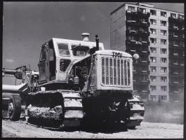 Cca 1970-1980 Balásy Pál: Új út épül. Vintage felvétel, 29x38 cm