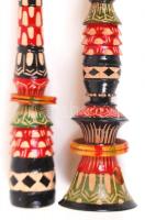 Szétszedhető albán szipka, faragott és festett fa, h:45 cm