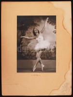 Cca 1940 Angelo (1894-1974): Műtermi fotó egy balett művészről. Kartonra ragasztva, aláírva, a karto...