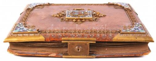 Cca 1920 Dekoratív zománc és rézberakásos bőr fotóalbum, viseltes állapotban, családi képekkel