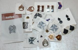 Amerikai Egyesült Államok DN Vegyes katonai jelvények, felvarrók, rangjelzések egyenruhára és sapkajelvényként, összesen 24db T:1 USA ND 24pcs of mixed military badges, rank set pins, cap badges for uniforms C:UNC