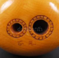 19. század. Bölcs teleszkópszemmel. Necuke, antik faragott elefántcsont figura Japánból, alján jelze...