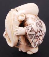 19. század. Bölcs. Necuke, faragott elefántcsont figura Japánból, színezett díszítéssel, talpán jelz...