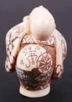 19. század. Bölcs. Necuke, faragott elefántcsont figura Japánból, színezett díszítéssel, talpán jelz...