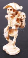 19. század. A Halál. Necuke, faragott elefántcsont figura Japánból, talpán jelzett /  19th century. Death. Netsuke, carved ivory figure from Japan, marked on bottom, 5cm