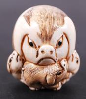 19. század. Malacok. Necuke, faragott elefántcsont figura Japánból, hátoldalán jelzett /  19th century. Pigs. Netsuke, carved ivory figure from Japan, marked on back, 3cm