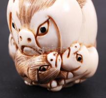 19. század. Malacok. Necuke, faragott elefántcsont figura Japánból, hátoldalán jelzett / 
19th centu...