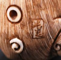 19. század. Malacok. Necuke, faragott elefántcsont figura Japánból, hátoldalán jelzett / 
19th centu...