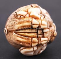 19. század. Malacok. Necuke, faragott elefántcsont figura Japánból, hátoldalán jelzett / 
19th centu...