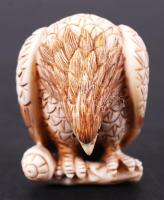 19. század. Pihenő sas. Necuke, faragott elefántcsont figura Japánból, alján jelzett /  19th century. Resting eagle. Netsuke, carved ivory figure from Japan, marked on bottom, 4cm