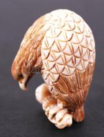 19. század. Pihenő sas. Necuke, faragott elefántcsont figura Japánból, alján jelzett / 
19th century...