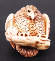 19. század. Pihenő sas. Necuke, faragott elefántcsont figura Japánból, alján jelzett / 
19th century...