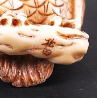 19. század. Pihenő sas. Necuke, faragott elefántcsont figura Japánból, alján jelzett / 
19th century...