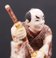 19. század. Szamuráj. Necuke, faragott elefántcsont figura Japánból, színezett díszítéssel, alján je...