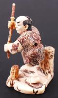 19. század. Szamuráj. Necuke, faragott elefántcsont figura Japánból, színezett díszítéssel, alján je...
