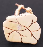 19. század. Szamuráj. Necuke, faragott elefántcsont figura Japánból, színezett díszítéssel, alján je...