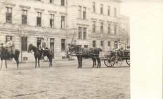 Magyar laktanya udvar, lovasok / Hungarian cavarlymen, photo