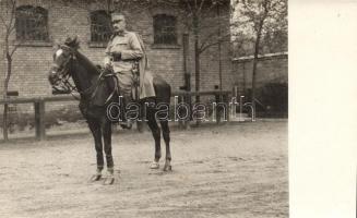 Magyar laktanya udvar, lovasok / Hungarian cavarlyman, photo