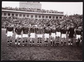 cca 1950 Az Aranycsapat mérkőzés előtt. Bojár Sándor sajtófotója (hátoldalán a csapattagok nevével), 13x18cm